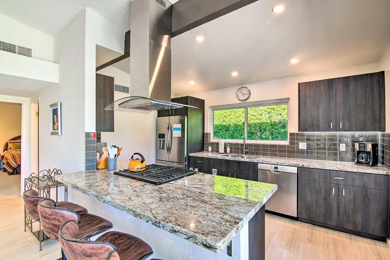 펜션 Palm Springs Oasis With Pool And Golf Course Views! 빌라 미국