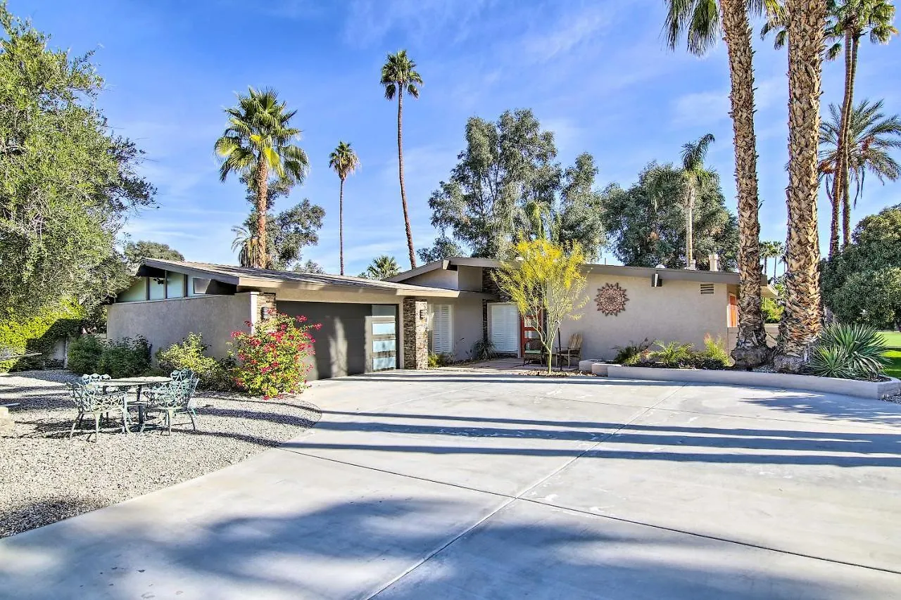 펜션 Palm Springs Oasis With Pool And Golf Course Views! 빌라 미국