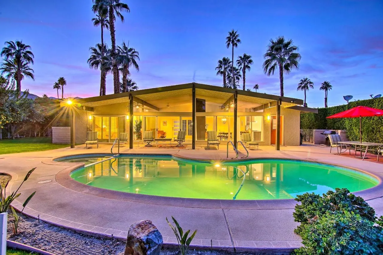 펜션 Palm Springs Oasis With Pool And Golf Course Views! 빌라